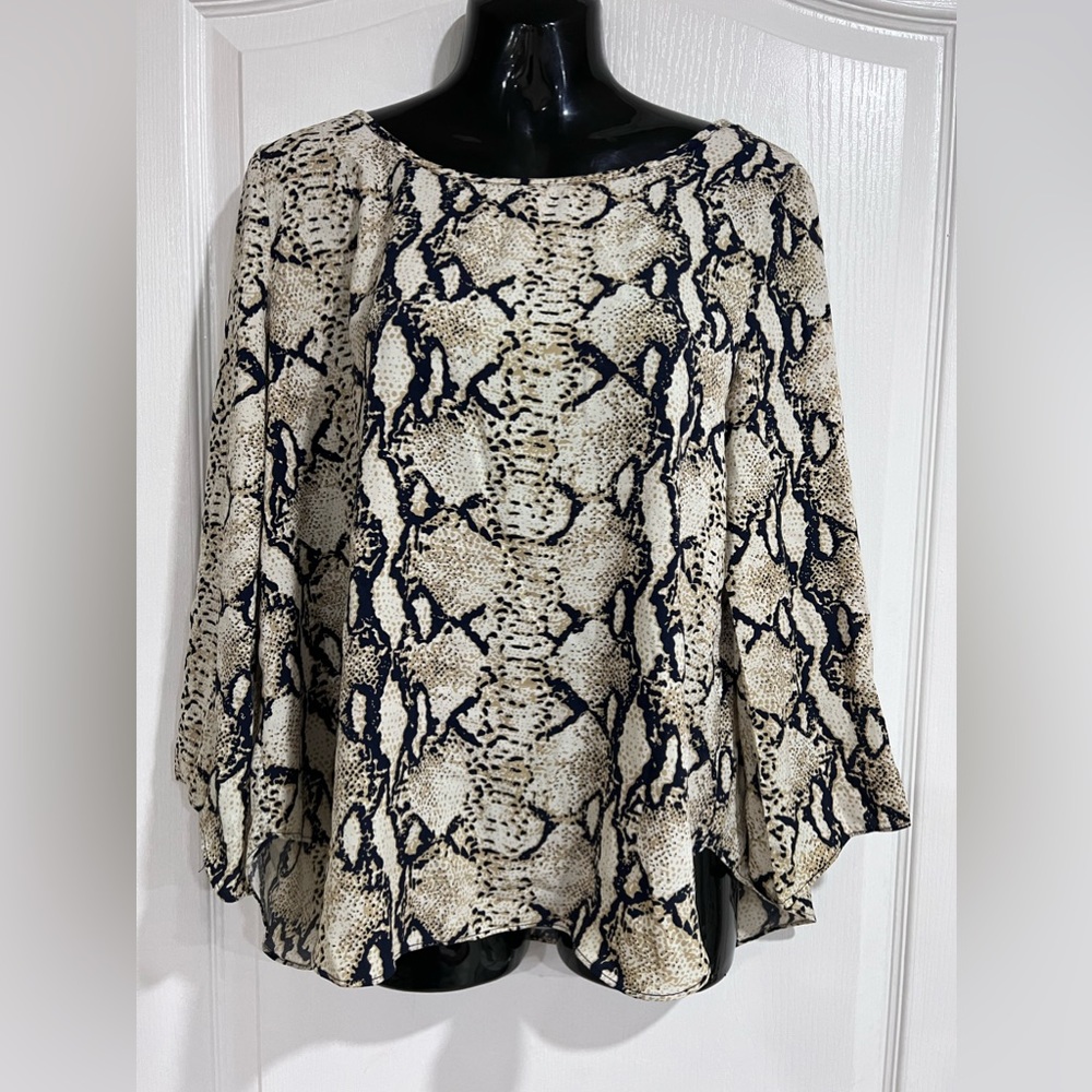 Nora.z round neck animal skin flowy top ( M )